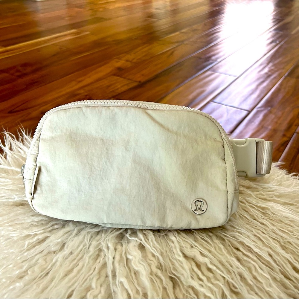 Lululemon everywhere belt bag - Pre loved